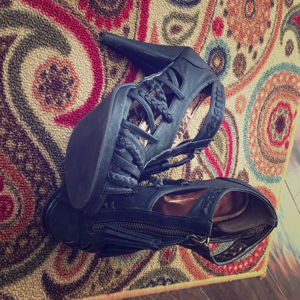 🔥 black zippered with tassels heels 🔥
